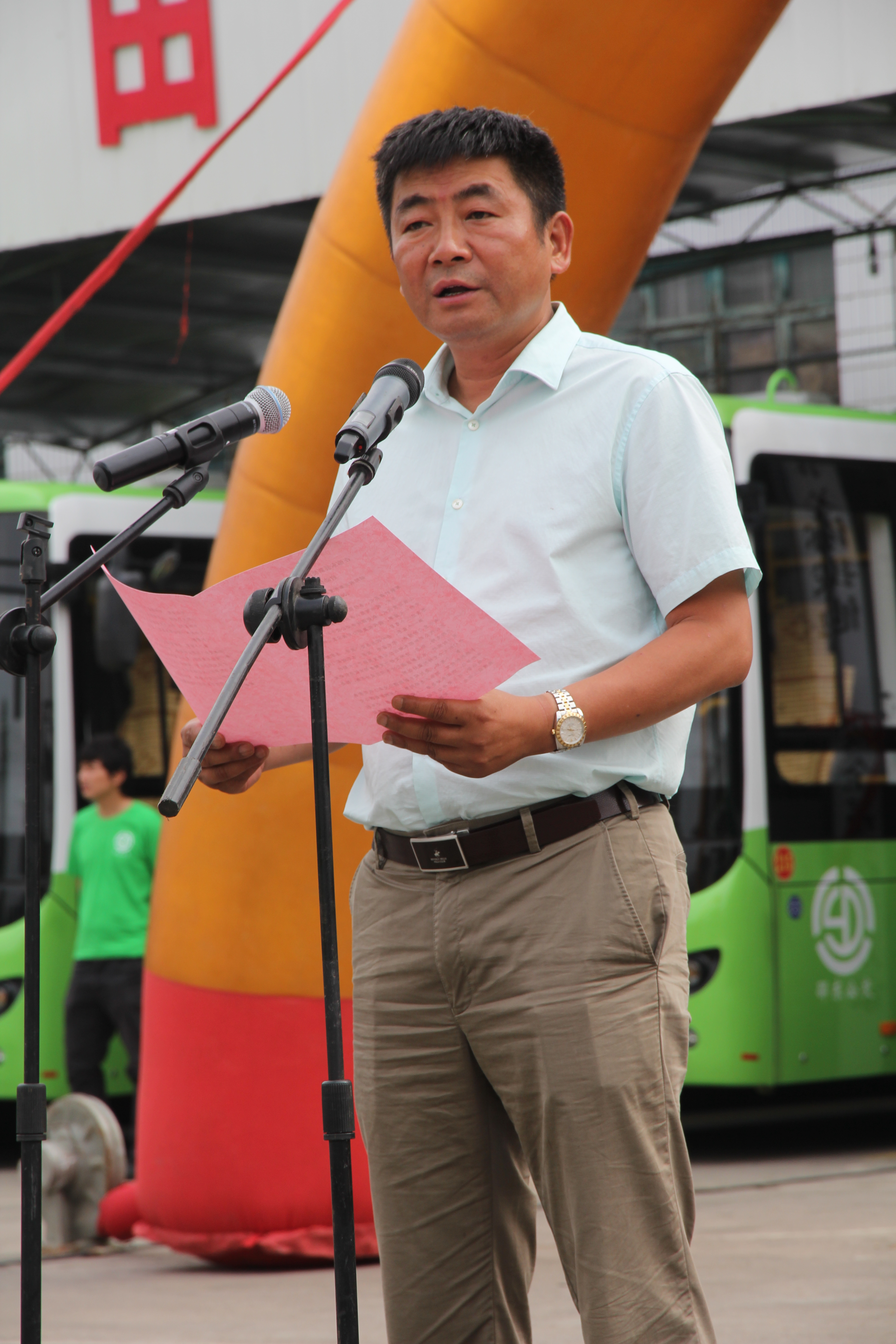 圖為純電動公交車整裝待發(fā)。圖為市民在試乘純電動公交車
