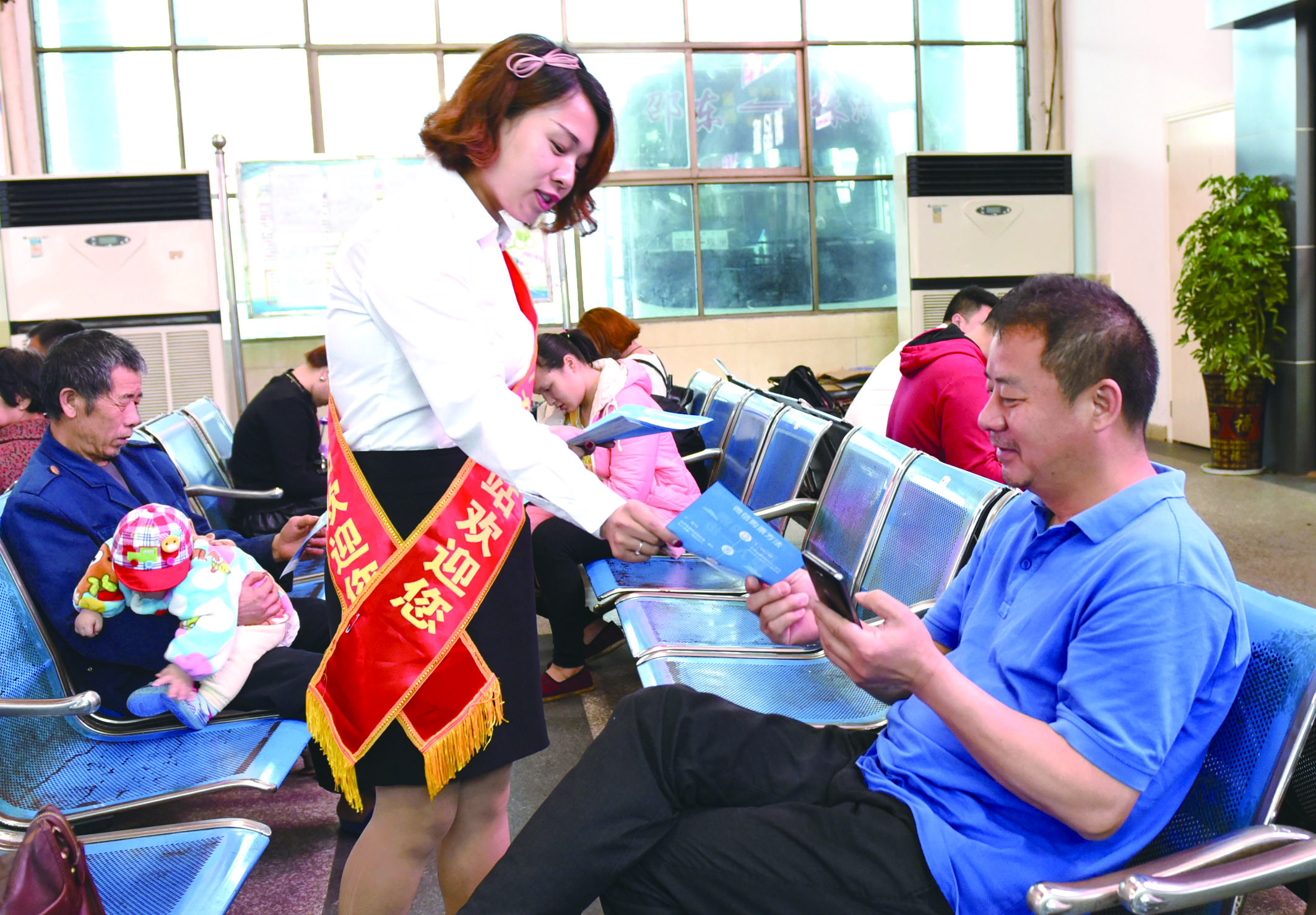 4月21日，邵東汽車西站工作人員在向旅客推介互聯(lián)網(wǎng)+站+車+客平臺的推廣應(yīng)用與購票實(shí)名制宣傳。