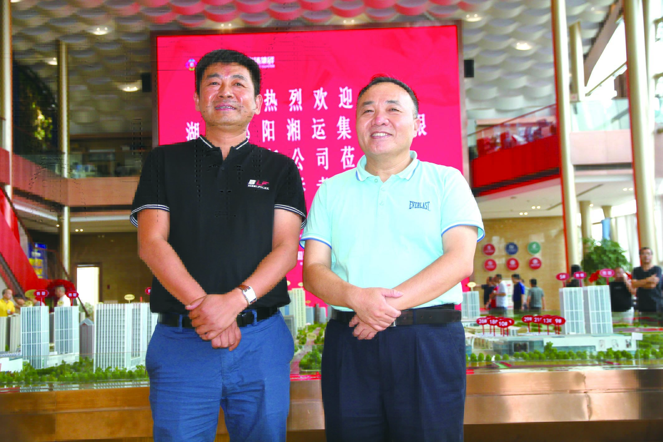 傅勝龍董事長(zhǎng)（右）在長(zhǎng)沙會(huì)見(jiàn)王宏波董事長(zhǎng)（左）。