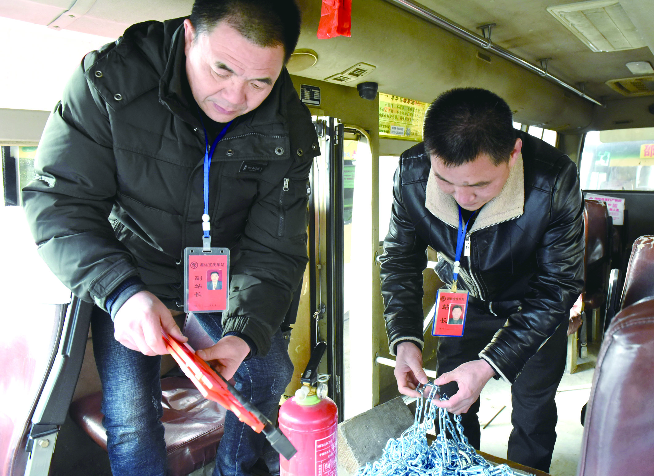 2月8日，市寶慶汽車站工作人員正在營運(yùn)車上檢查應(yīng)急設(shè)施及器材是否齊全有效