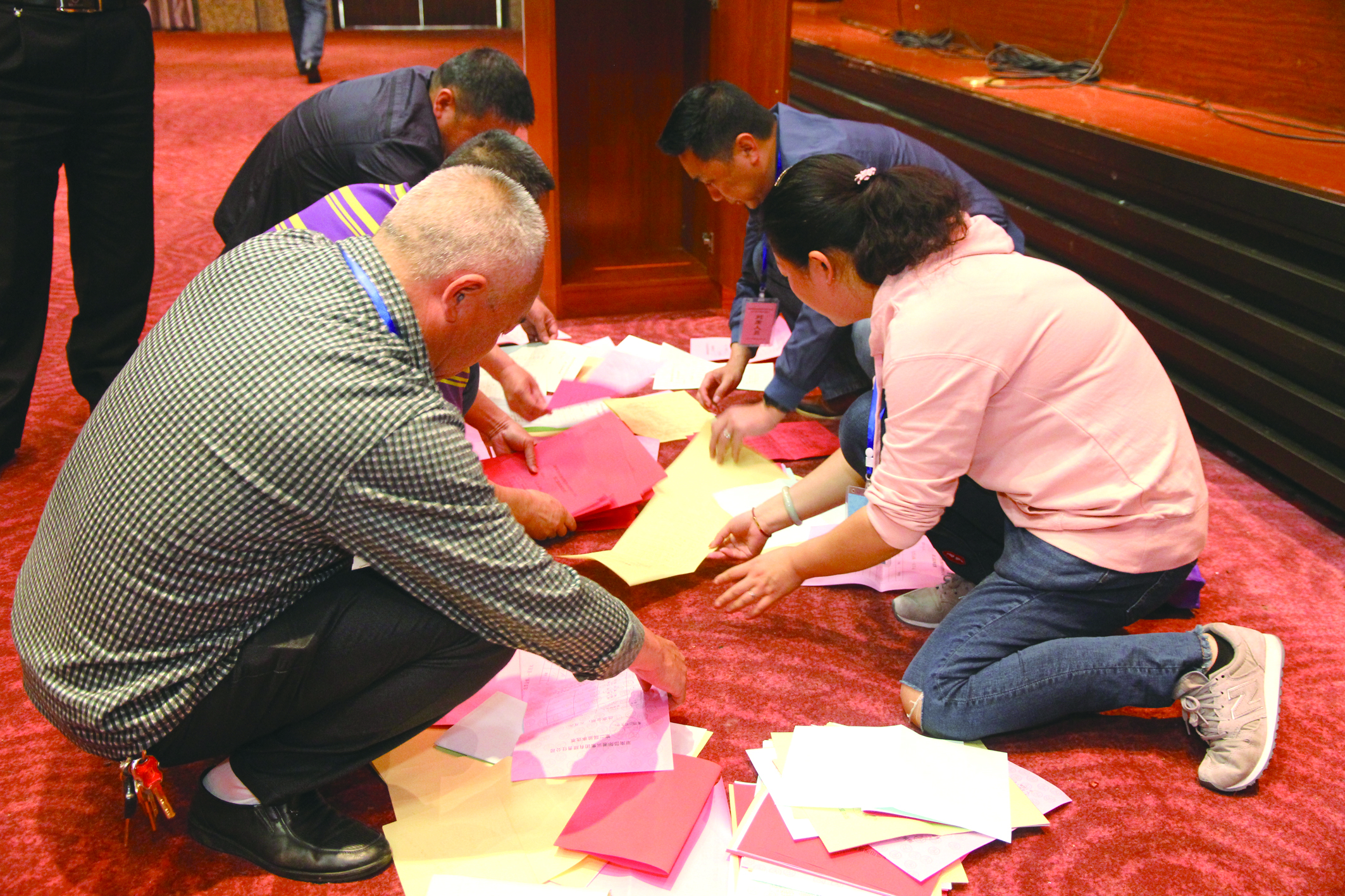 圖為工作人員在仔細(xì)清理選票。