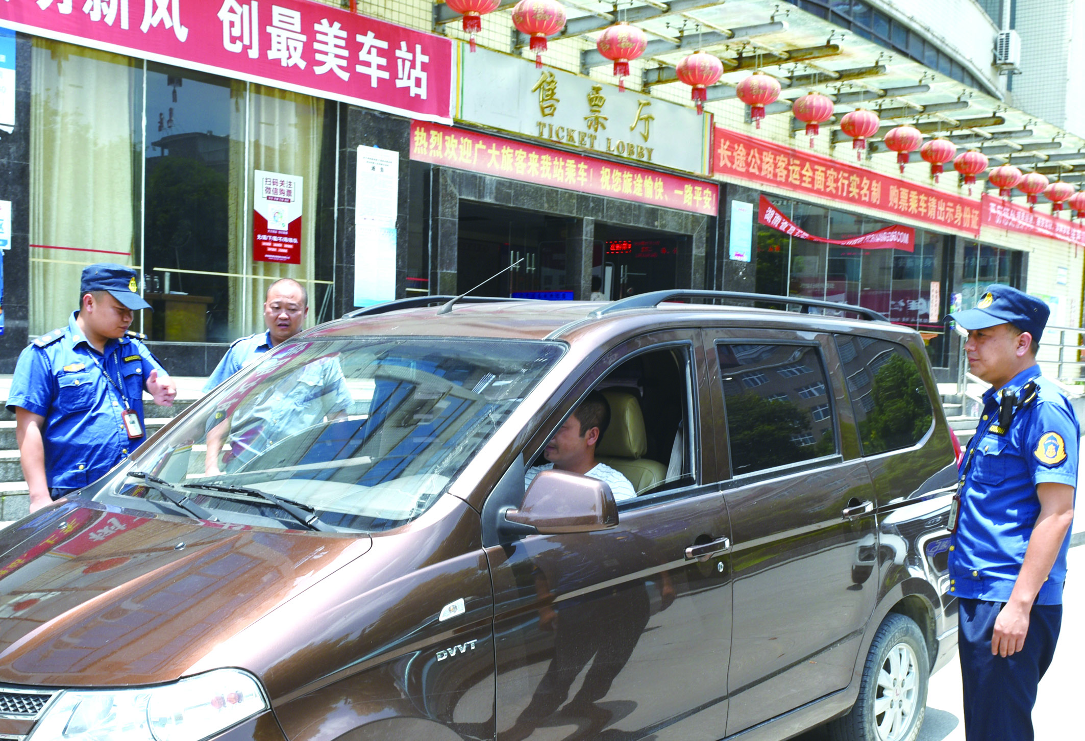 7月10日，洞口縣黃橋鎮(zhèn)副鎮(zhèn)長謝揚(yáng)標(biāo)（右）在黃橋汽車站檢查營運(yùn)客車安全檢查情況。近段時(shí)間以來，黃橋汽車站全面排查交通安全等方面存在的安全隱患，并及時(shí)予以整改到位，做到防患于未然，確保安全生產(chǎn)工作萬無一失。據(jù)了解，今年上半年已消除交通安全隱患10余起。  李祖冠    攝影報(bào)道 
