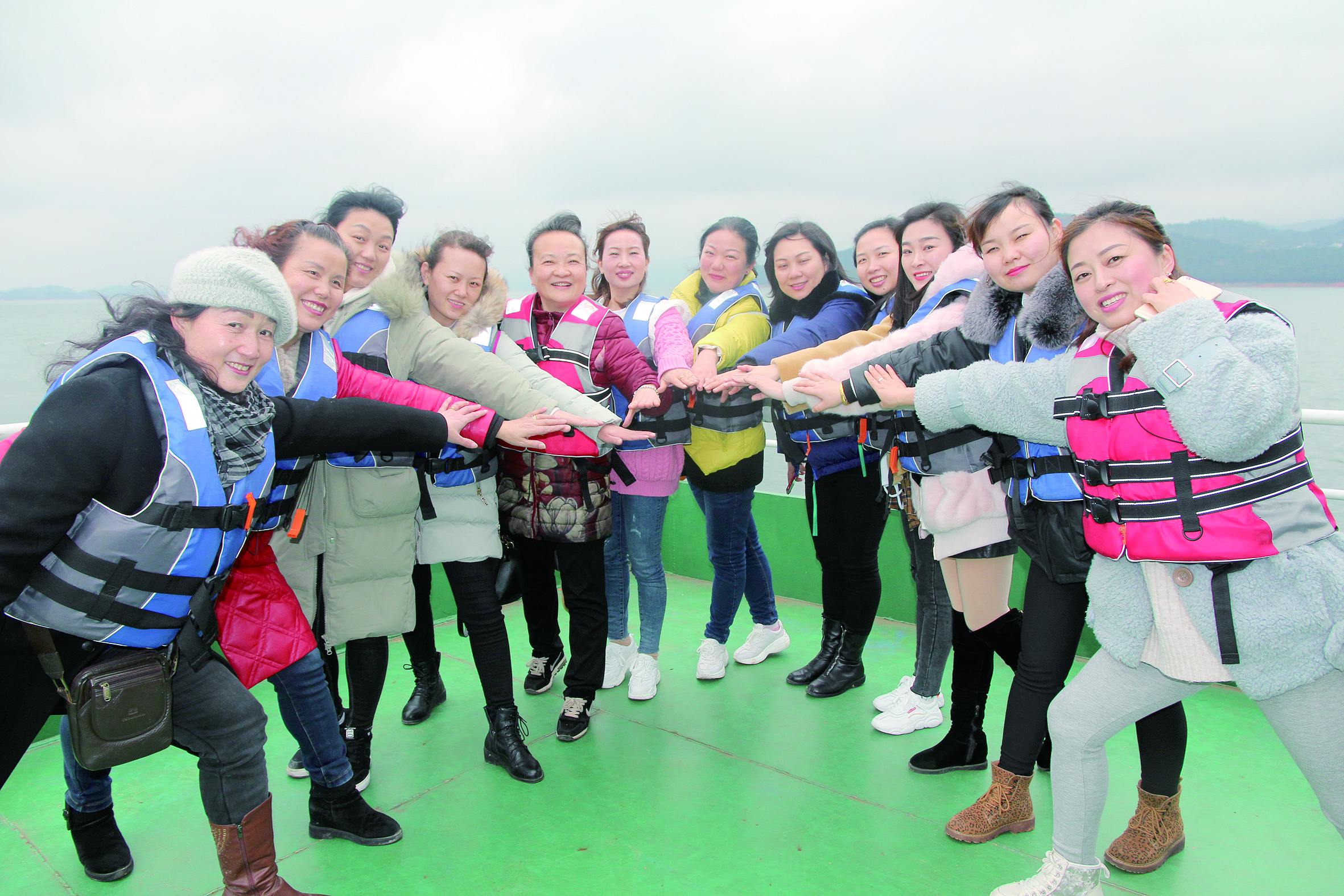 圖為女員工們?cè)谑难裕骸拔覟樯坳栂孢\(yùn)加油，我與邵陽湘運(yùn)共存?！? 李高雄  攝影報(bào)道