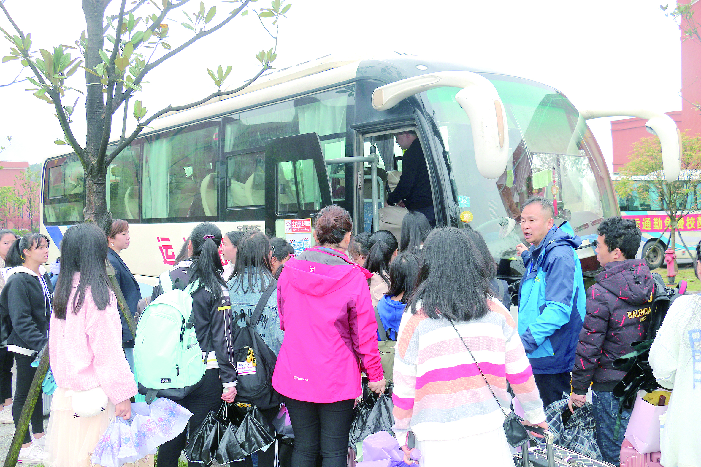 4月2日16時許，集團公司董事、邵陽客運分公司經(jīng)理王超正在組織學(xué)生上車。