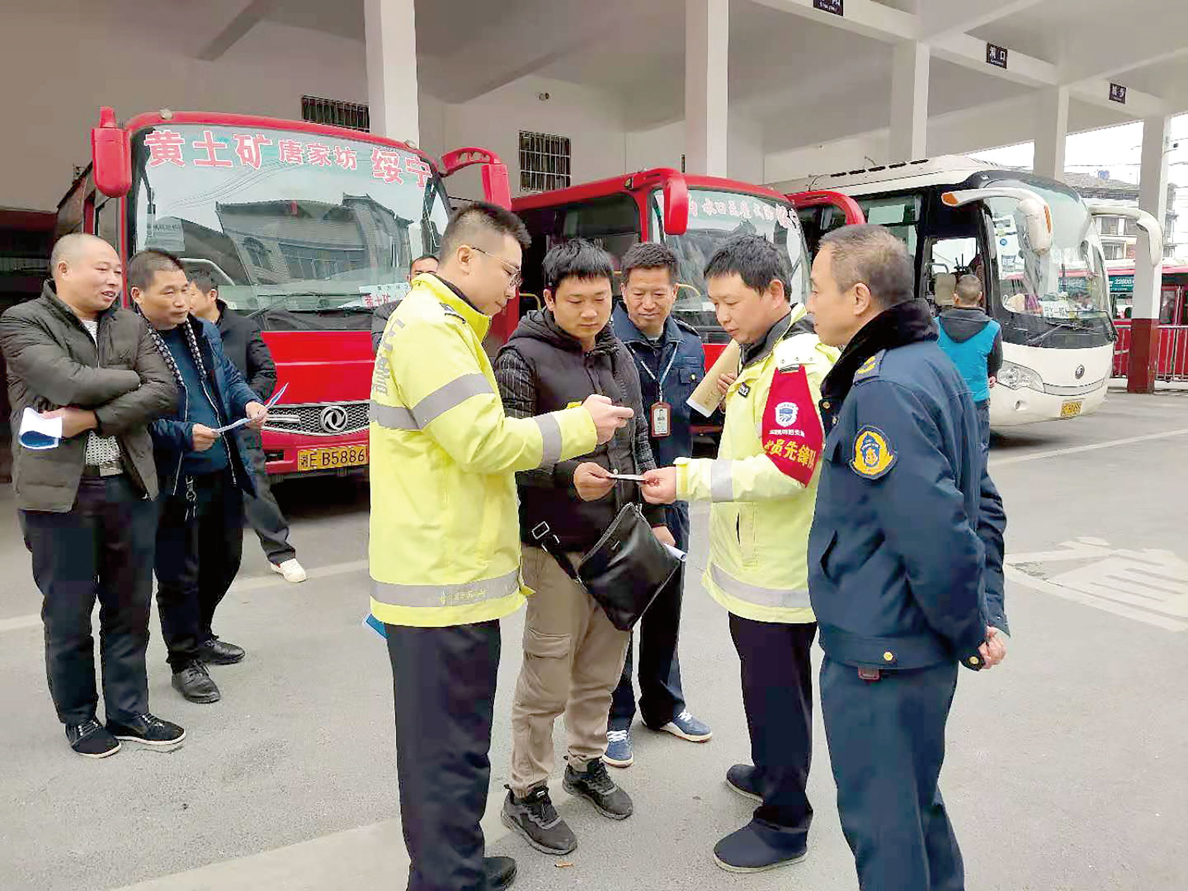 12月2日是全國交通安全日。當天上午10時，綏寧分公司汽車總站舉行“知危險會避險、安全文明出行——關(guān)注農(nóng)村交通安全、暢行美麗鄉(xiāng)村”122交通安全日主題宣傳活動。 ? 此活動用生動的事例教育廣大從業(yè)人員樹立美麗鄉(xiāng)村安全暢行責任意識、服務(wù)意識，進一步增強廣大從業(yè)人員安全事故的防范意識、辨別意識，緊急避險應急處理方法。 省高速交警綏寧大隊、綏寧縣運管所等負責人到活動現(xiàn)場進行指導。  劉永松